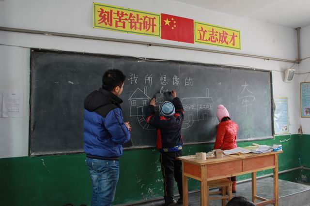 bw必威阿森纳赴崔庄小学看望留守儿童
