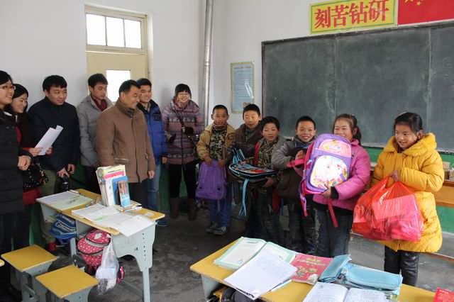 bw必威阿森纳赴崔庄小学看望留守儿童