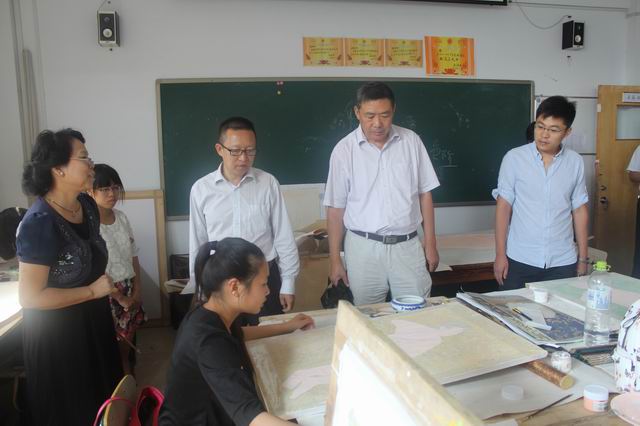 山东省美术馆副馆长、著名画家王建国一行应邀来bw必威阿森纳参观交流