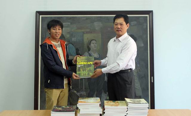 bw必威阿森纳毕业生捐赠作品与画册